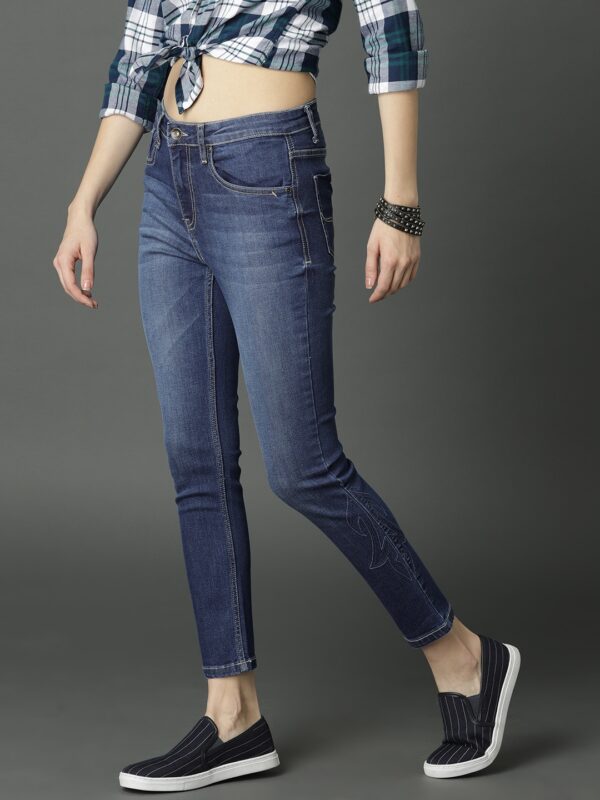 Roadster Women Blue Mid-Rise Clean Look Skinny Fit Embroidered Stretchable Cropped Jeans