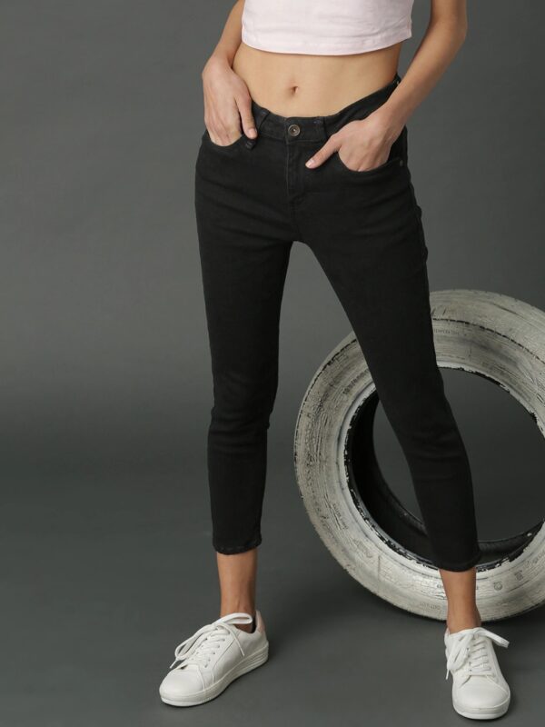 Roadster Women Black Skinny Fit Stretchable Cropped Jeans