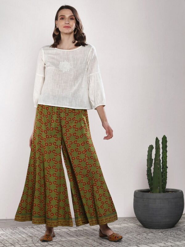 Sangria Women Printed Flared Palazzos