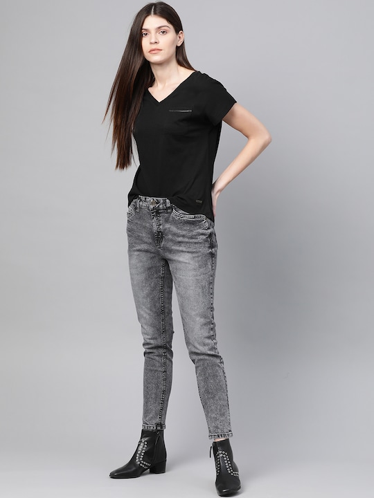 Roadster Women Solid V-Neck Top